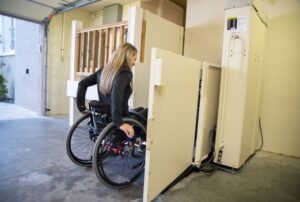 Hamar-VPLX-DC platform lift_woman in wheelchair